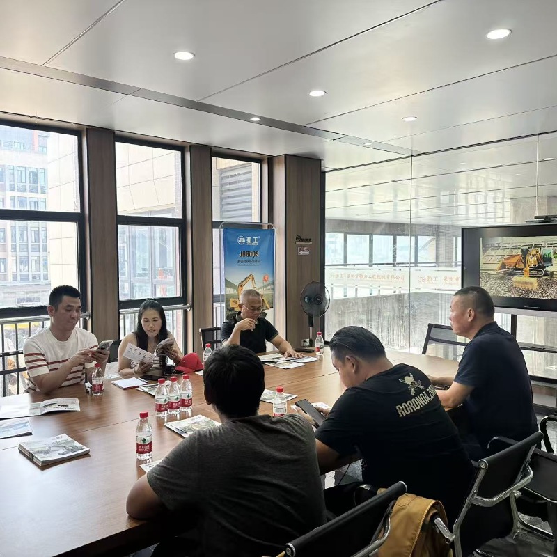 Делегация тайских железнодорожных экспертов посетила и проверила эффективность работы железнодорожного режущего станка