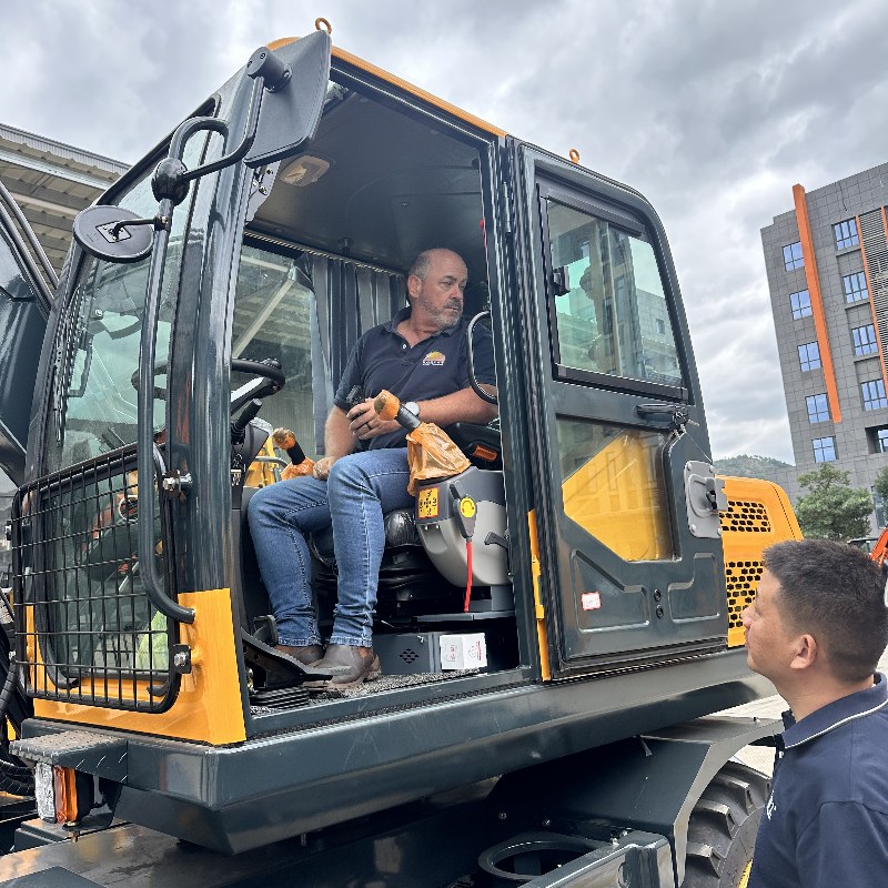 Делегация уважаемых южноафриканских клиентов посетила компанию Jinggong Railway Excavator Company: углубление международного сотрудничества и поддержка глобального железнодорожного строительства.