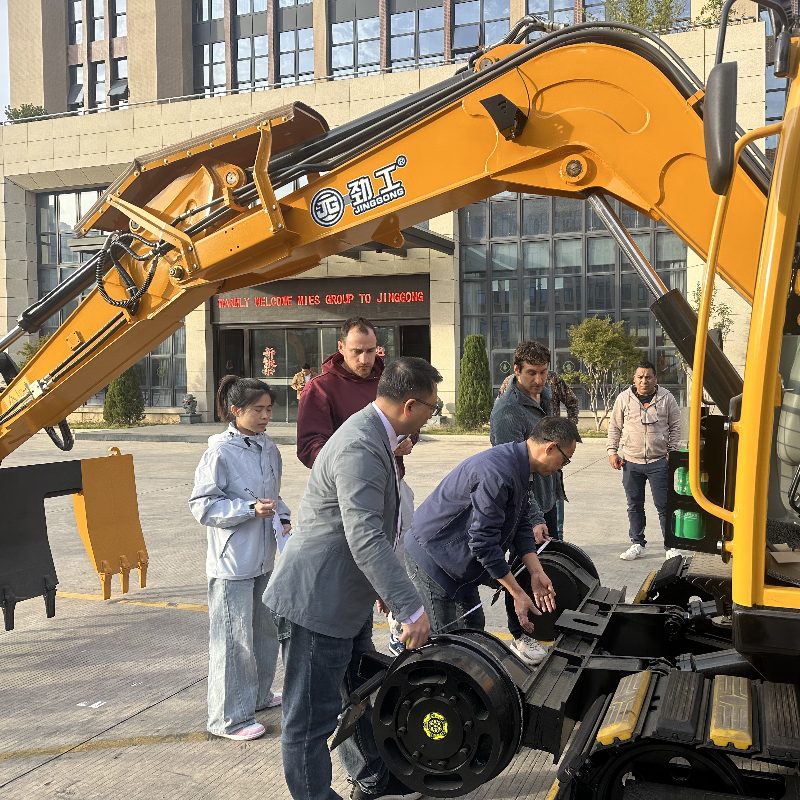 Чилийская железнодорожная делегация посетила компанию Jinggong Railway Machinery Co., Ltd. с целью углубления сотрудничества на южноамериканском рынке.