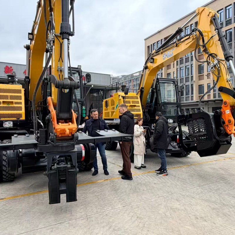 Российские клиенты посетили компанию «Цзингун Экскаватор» для осмотра железнодорожной экскаваторной техники.