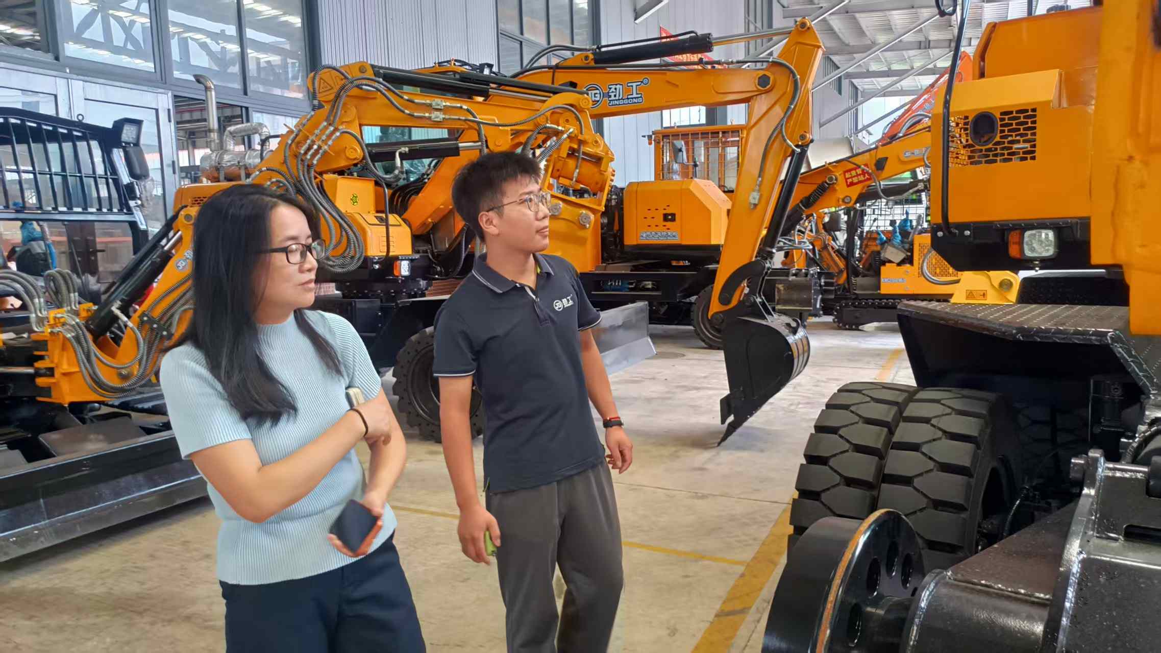 Российский клиент посетил компанию Quanzhou JINGGONG Machinery для осмотра оборудования на месте и обсуждения технических вопросов, касающихся горнодобывающей техники и экскаваторов.