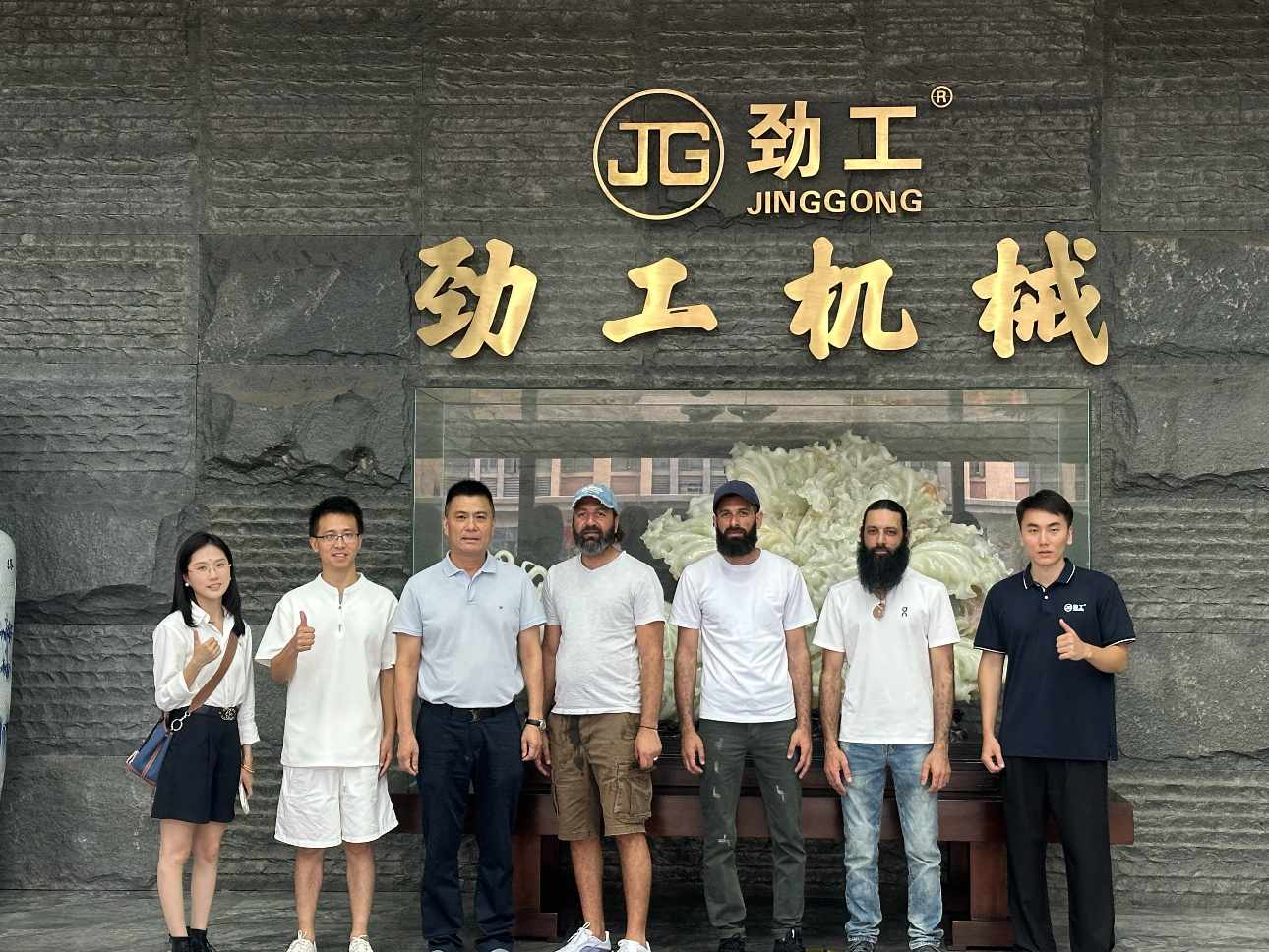 Клиенты из Южной Африки посещают завод JINGGONG для осмотра оборудования и обмена технической информацией.